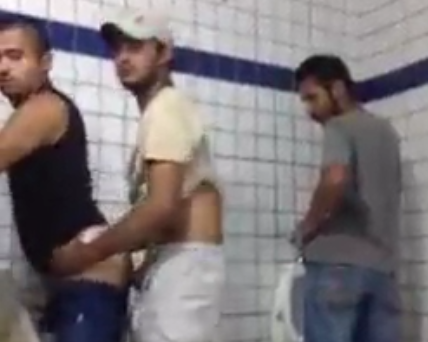 Safadões fodendo no banheiro em Salvador | DITADURA G » Sexo Gay Amador | Vídeos Gays | Xvideos Gay | XXX