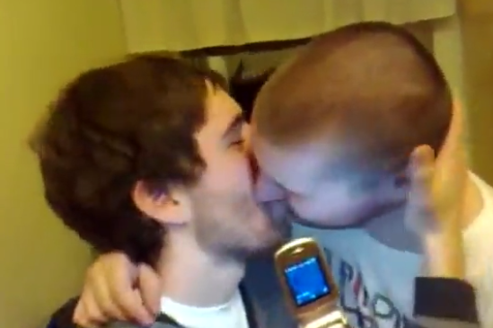Jogos Gays: Héteros dando Beijo Gay | DITADURA G » Sexo Gay Amador | Vídeos Gays | Xvideos Gay | XXX