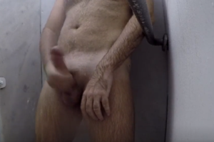 Homem pelado gozando na masturbação no banheiro